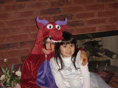 Halloween 2006, Citlalin age 7, Angela age 5