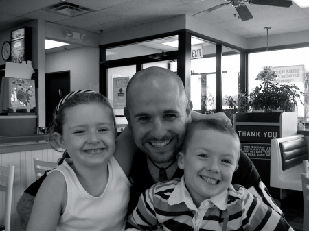 Daddy & kiddies at breakfast