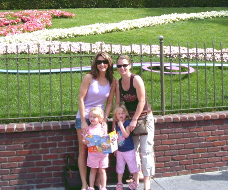 Disneyland with my twin Neices & Kelly!