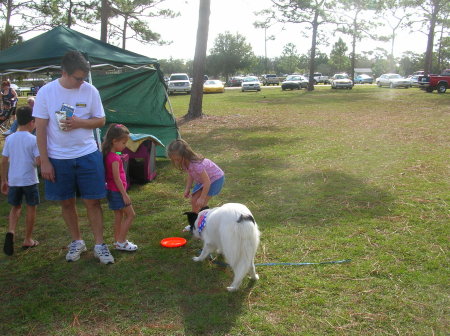 Tupelo entertaining kids at frisbee competition