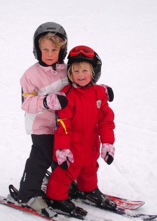 Tilda and Linnea skiing