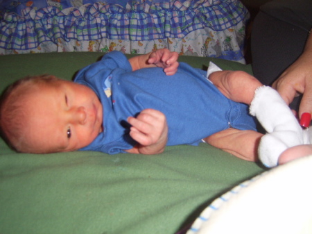 son givivng me the finger at 1 week old