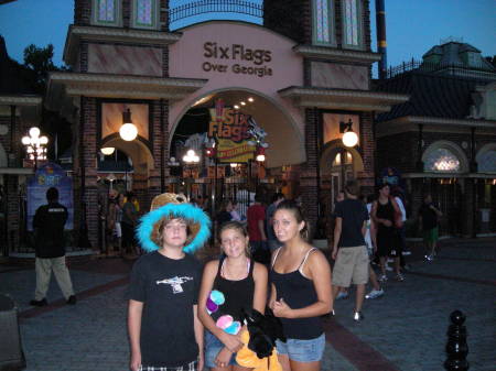 lauren, Jake and Darbi at Six Flags