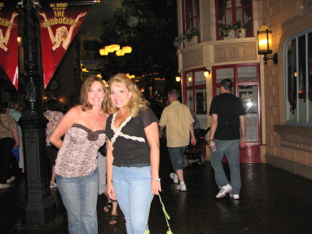 Dee Dee and Jennifer in Vegas!