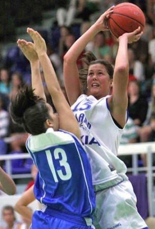 Janniina (15 y) playing basketball