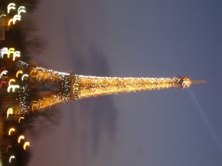 Eiffel Tower twinkling