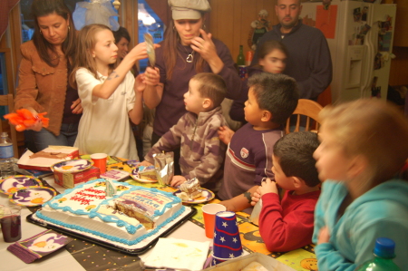 kids enjoying cake