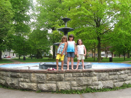 (L-R)  CARLY, MOLLY & ELIZABETH