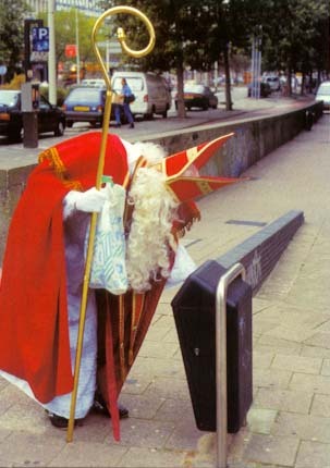 santa in the streets of amsterdam