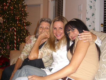 Mom (Bonnie Hudspeth); Kelly; Alexis (kelly's daughter)