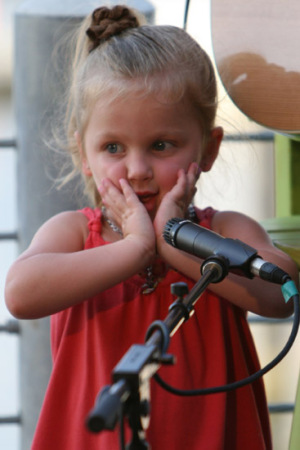 kylie singing with daddy