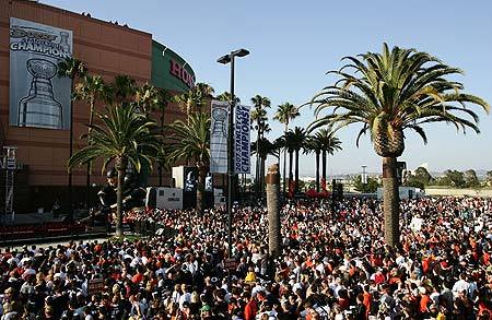 Anaheim Ducks Show Off The Cup!