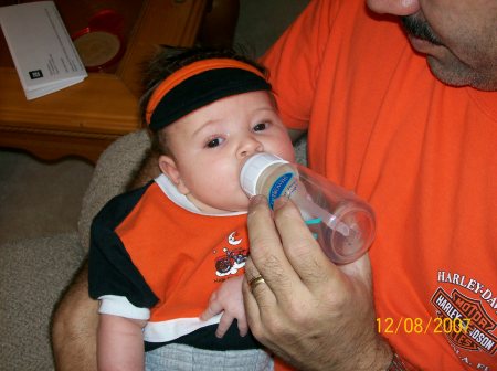 dad feeding nicholas 08dec07 04