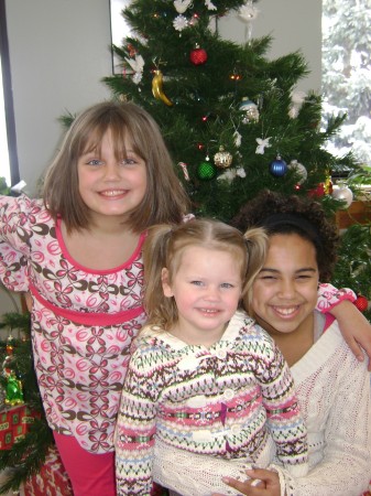 2007 3 girls at christmas