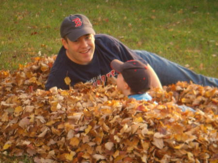 2007-11-21 peyton & daddy in the leaves #2