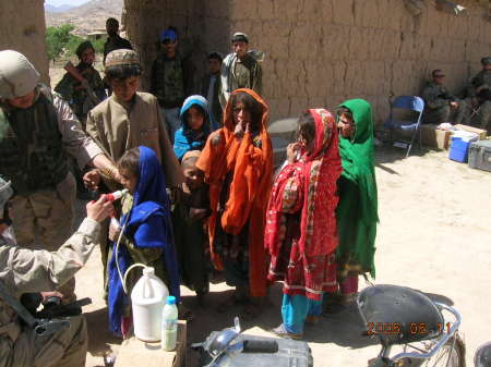 Deworming kids Afghanistan.