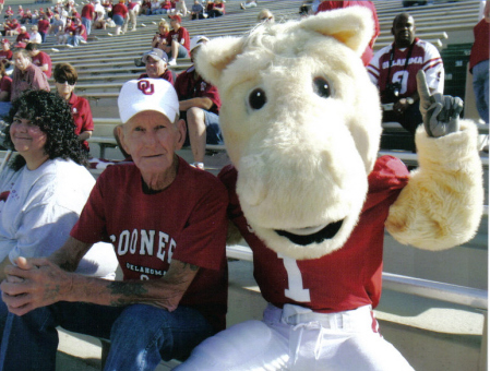 dad  at ou baylor with horse