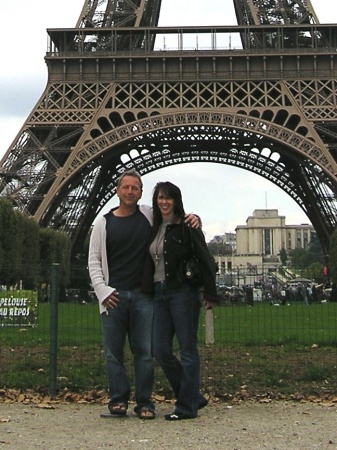 jeff_n_liz_at_the_eiffel_t_cu[1]