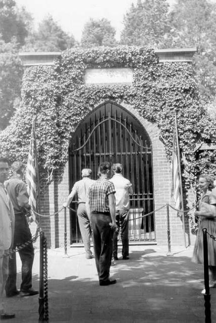 23May57 Washington's Tomb at Mt. Vernon