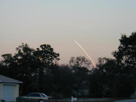 Space_shuttle_liftoff