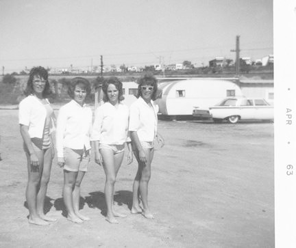 Arleen_Shirley_Janice_Jeanie_at_beach