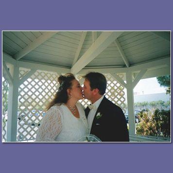 wedding_kiss_gazebo