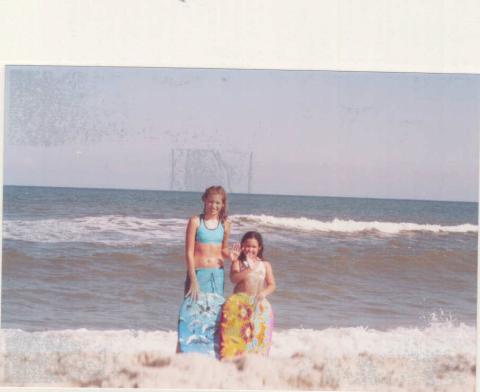 Jada & Paula @ the beach, 2004