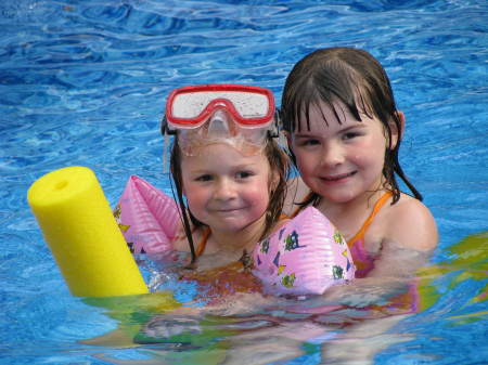 Lindsay and cousin Kayleigh play in the pool