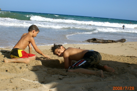 Tristen & Wesley digging at Playa Carribe