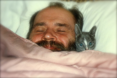 ASLEEP WITH MY CAT IN ALEXANDRIA IN THE 80'S.