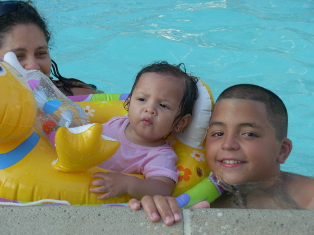 jeselle 1st x in da pool w/brother& tia Raquel