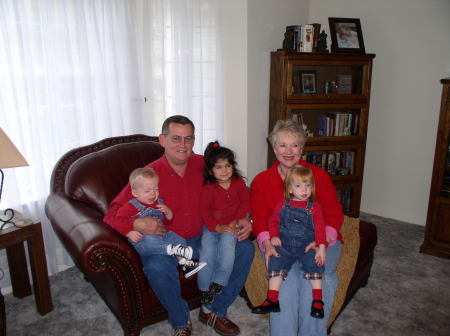 Jerry, Glennda and grandchildren.