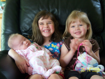 baby Madilyn with sisters