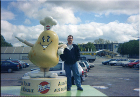 Posing w/giant potatoe enroute to Oktoberfest