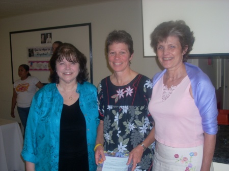 Carolyn, sister Lenae and Linda Thompson Judd
