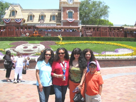 My sisters Lety, Rocio, Anabell, Ricky & Me