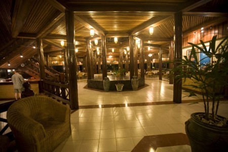 Resort Lobby / Restaurant
