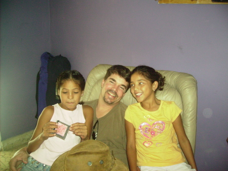 Scott with Lupita y Miriam
