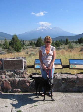 Susan and Jacko in front of mount Shasta.