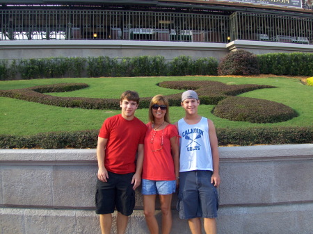 Patrick,Liz and Ryan at Disney08