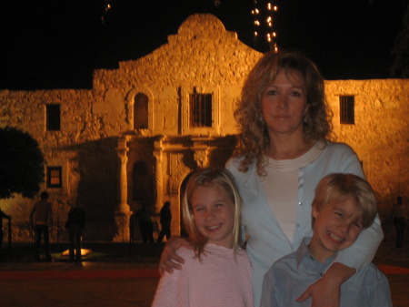 Rosanne and kids at the Alamo