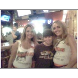 devin at Hooters