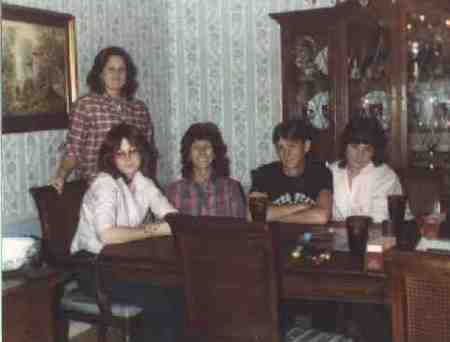 Robin, Laura, MoM, Neal & Kelly (1984)