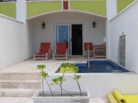 Oceanfront Plunge Pool Room with larger pool