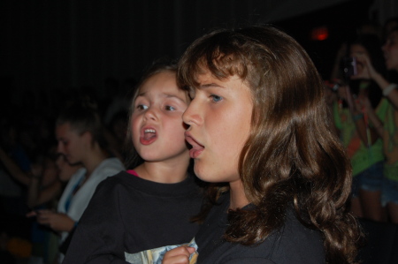 Ella and Hannah at Jesse McCartney Concert