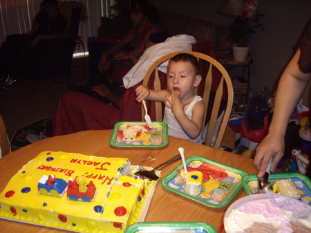 Jaelyn eating his birthday cake