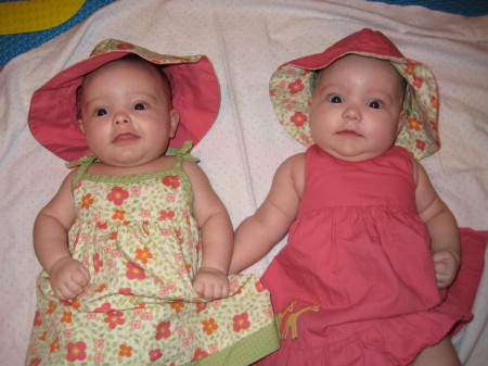 Isabel and Sara at 2.5 months