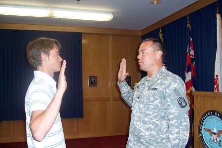 Administering oath of enlistment (Nov 2008)