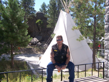 MT RUSHMORE INDIAN EXHIBIT JUST CHILLIN