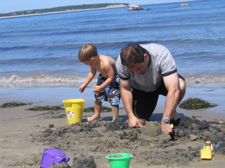 Daddy & Christian building sandcastles (08/08)